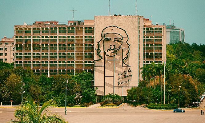 El aniversario de Che Guevara, el asesino de masas al que homenajean Iglesias y Rufián