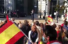 Abucheos y gritos de dimisión a la llegada de Sánchez al desfile del 12-O