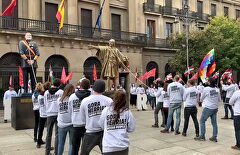 Los socios del PSOE 'celebran' el día la Hispanidad en Pamplona decapitando estatuas del Rey y Colón