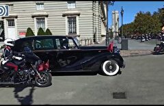 Felipe VI, aclamado al salir del Palacio Real