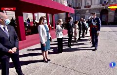 El saludo forzado de Iglesias al Rey