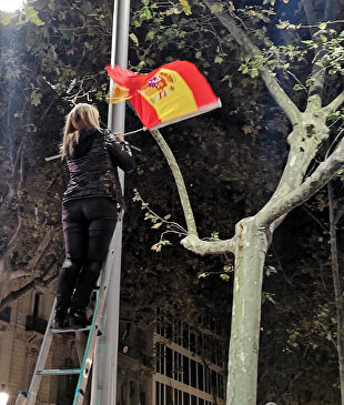 Ciudadanos barceloneses colocan banderas de España en Barcelona con motivo del 12 de octubre. | Twitter|Unión de Brigadas