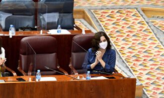 Ayuso (derecha), junto a la consejera de Presidencia, María Eugenia Carballedo, el pasado jueves. | EFE