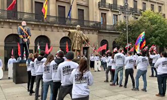 Los socios del PSOE 'celebran' el día la Hispanidad en Pamplona decapitando estatuas del Rey y Colón