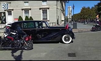 Felipe VI, aclamado al salir del Palacio Real