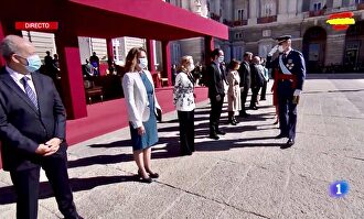 El saludo forzado de Iglesias al Rey