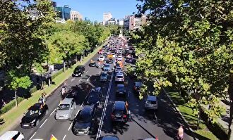 La caravana de Vox llena de coches con banderas de España el Paseo de la Castellana
