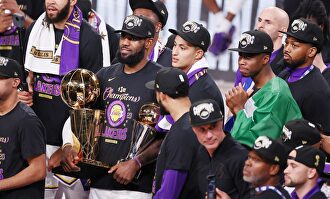 Lebron James con el trofeo de la NBA y del MVP. | EFE