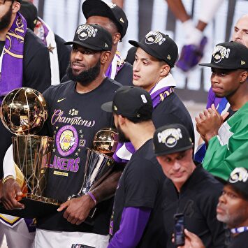 Lebron James junto a los Lakers campeones de 2020. | EFE