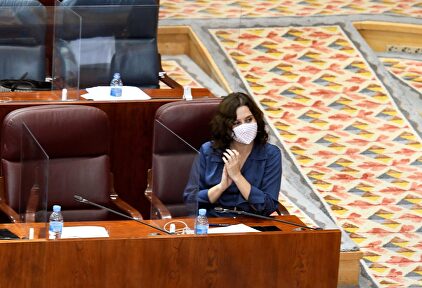 Ayuso (derecha), junto a la consejera de Presidencia, María Eugenia Carballedo, el pasado jueves. | EFE