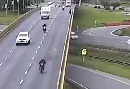 El atropello de un camión a un ciclista que muere tras caer de un puente que hace estallar a un campeón del Tour