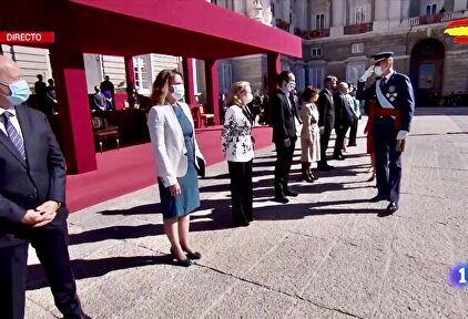 El saludo forzado de Iglesias al Rey