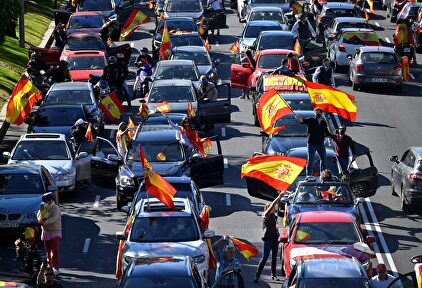 Las caravanas de Vox inundan las ciudades con banderas de España