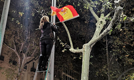 Ciudadanos barceloneses colocando las banderas | Twitter|Unión de Brigadas