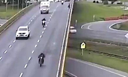 El atropello de un camión a un ciclista que muere tras caer de un puente que hace estallar a un campeón del Tour