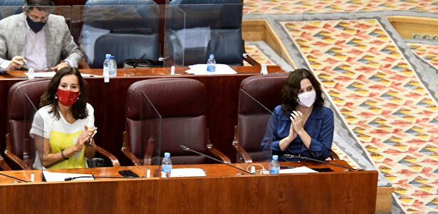 Ayuso (derecha), junto a la consejera de Presidencia, María Eugenia Carballedo, el pasado jueves. | EFE