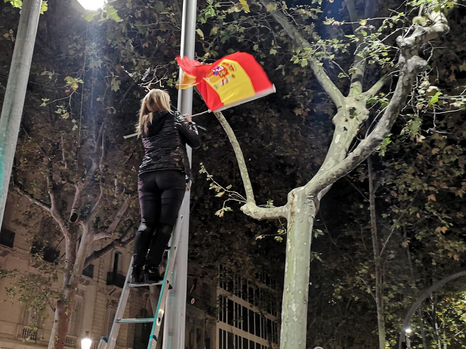 Los Mossos multan al grupo de ciudadanos que pon&#237;a banderas espa&#241;olas en monumentos y farolas de la capital catalana.