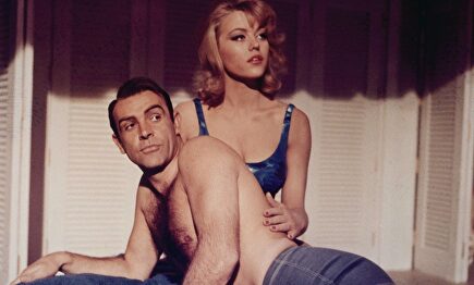 Sean Connery y Margaret Nolan en 'Goldfinger' (1964) | Cordon Press