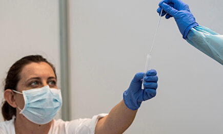 Sanitarios recogen muestras de pruebas PCR. | EFE