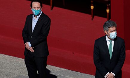 Pablo Iglesias con la mirada en la espalda del presidente del Tribunal Supremo, Carlos Lesmes,  antes del comienzo del acto organizado con motivo del Día de la Fiesta Nacional | EFE