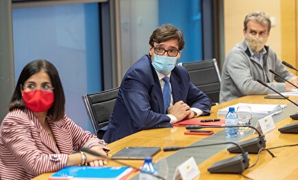 Salvador Illa, Carolina Darias y Fernando Simón. | EFE