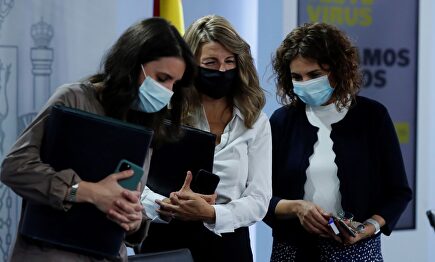 La ministra de Hacienda y portavoz del Gobierno, María Jesús Montero (d), y las titulares de Trabajo, Yolanda Díaz (c), e Igualdad, Irene Montero | EFE