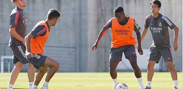 Pipi, a la derecha, junto a Vinicius | RealMadrid.com