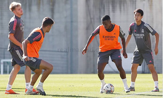 Pipi, a la derecha, junto a Vinicius | RealMadrid.com