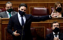 Abascal enfrenta a Sánchez con su hemeroteca