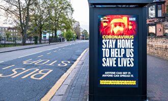 Mensaje del gobierno británico animando a la ciudadanía a quedarse en casa. | Alamy