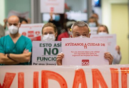 El personal de Urgencias del Hospital San Pedro de Logroño protesta por sus condiciones laborales y para exigir una atención de calidad. | EFE