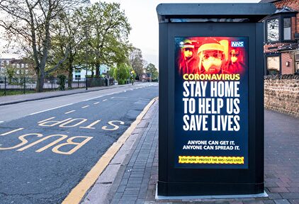 Mensaje del gobierno británico animando a la ciudadanía a quedarse en casa. | Alamy