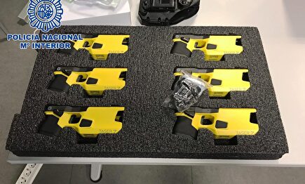 Pistolas eléctricas o taser compradas para los agentes. | Policía Nacional