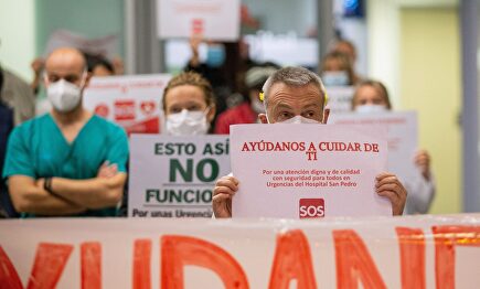 El personal de Urgencias del Hospital San Pedro de Logroño protesta por sus condiciones laborales y para exigir una atención de calidad. | EFE
