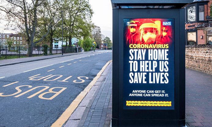 Mensaje del gobierno británico animando a la ciudadanía a quedarse en casa. | Alamy