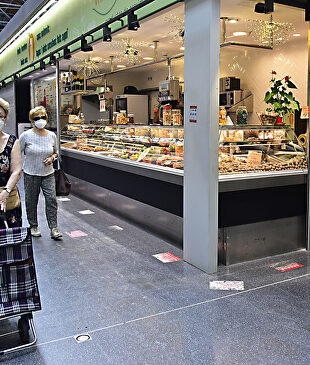 Mujeres en un mercado de Barcelona | Europa Press