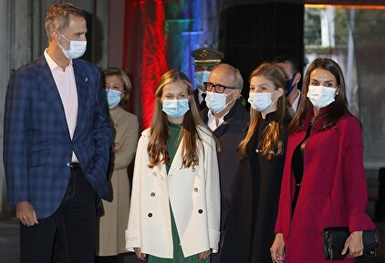La primera parada en Oviedo de los Reyes y sus hijas antes de los Premios Princesa de Asturias