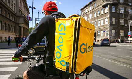 Glovo ha cerrado acuerdos de colaboración para fomentar el comercio local. | Alamy