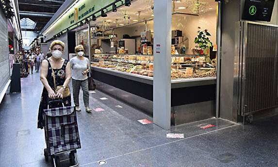 Mujeres en un mercado de Barcelona | Europa Press