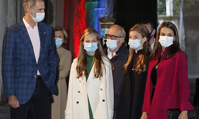 La primera parada en Oviedo de los Reyes y sus hijas antes de los Premios Princesa de Asturias