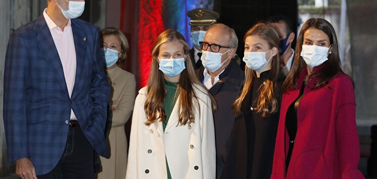 La primera parada en Oviedo de los Reyes y sus hijas antes de los Premios Princesa de Asturias