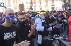 Los hosteleros catalanes protestan por los cierres tirando huevos contra el Ayuntamiento