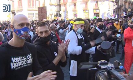 Los hosteleros catalanes protestan por los cierres tirando huevos contra Generalidad y Ayuntamiento 