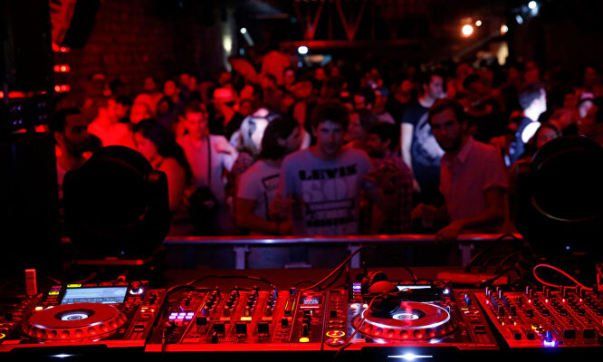 La Consejería de Sanidad permite a discotecas y bares de copas operar como hostelería y restauración. | Alamy