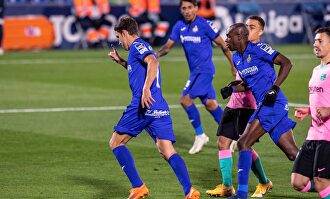 Jaime Mata (i) celebra su gol de penalti al Barcelona. | EFE