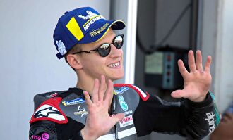 Fabio Quartararo sonríe tras lograr la pole en el circuito de MotorLand. | EFE