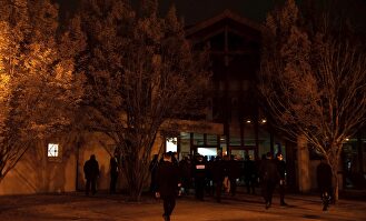 El presidente de Francia, Emmanuel Macron, visitó la escuela donde enseñaba el profesor asesinado. | EFE