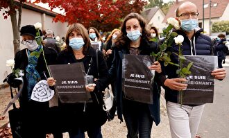 Profesores acuden con flores a la escuela donde uno de los maestros fue decapitado ayer. | EFE