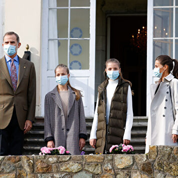 Los reyes y sus hijas visitan Somao, pueblo ejemplar 2020