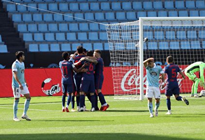 Los jugadores del Atlético de Madrid celebran el primer gol de la tarde, obra de Luis Suárez. | EFE